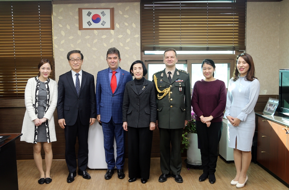 피우진 국가보훈처장이 16일 오후 용산구 서울지방보훈청에서 어르씬 에르친 신임 주한 터키 대사를 만나 기념촬영을 하고 있다.