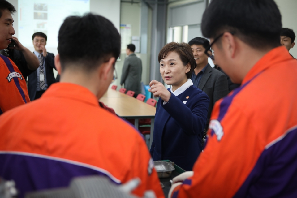 김현미 국토교통부 장관은 3월 16일(금) 새만금 현장을 찾아 전북도지사, 기업 대표 등과 함께 새만금개발 가시화 방안을 논의하고 항공정비인력을 양성하고 있는 강호항공고등학교*를 방문했다.