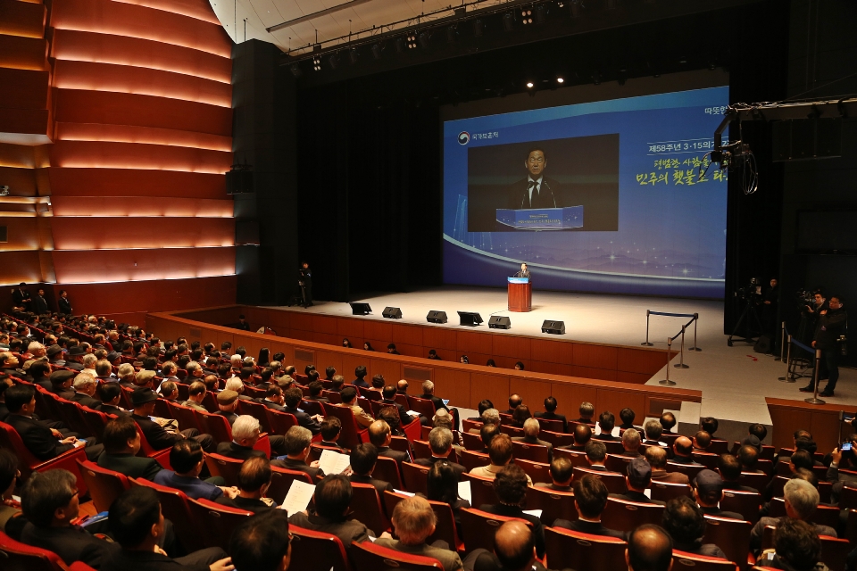 김상곤 (부총리겸 교육부 장관)이 15일 오전 경남 창원시 마산회원구 3.15아트센터에서 열린 제57주년 3.15의거 기념식에 참석하여 기념사를 하고 있다.