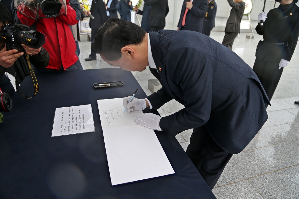 김상곤 (부총리겸 교육부 장관)이 제58주년 3.15의거 기념식이 열린 15일 오전 경남 창원시 마산회원구 국립3.15민주묘지를 참배, 헌화 분향을 하고 있다.