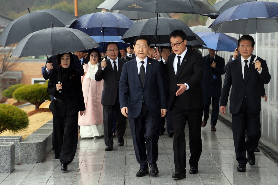 김상곤 (부총리겸 교육부 장관)이 제58주년 3.15의거 기념식이 열린 15일 오전 경남 창원시 마산회원구 국립3.15민주묘지를 참배, 헌화 분향을 하고 있다.