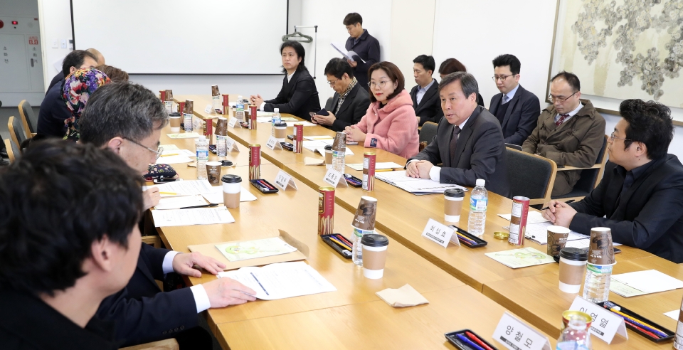 도종환 문화체육관광부장관이 20일 국립현대미술관 서울관에서 열린 공연·시각·문학 등 주요 예술분야 현장 관계자들을 만나 예술인 권익 향상을 위한 간담회를 갖고 인사말을 하고 있다.