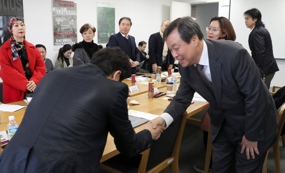 도종환 문화체육관광부장관이 20일 국립현대미술관 서울관에서 열린 예술계 권익향상을 위한 간담회에서 참석자들과 인사를 나누고 있다.