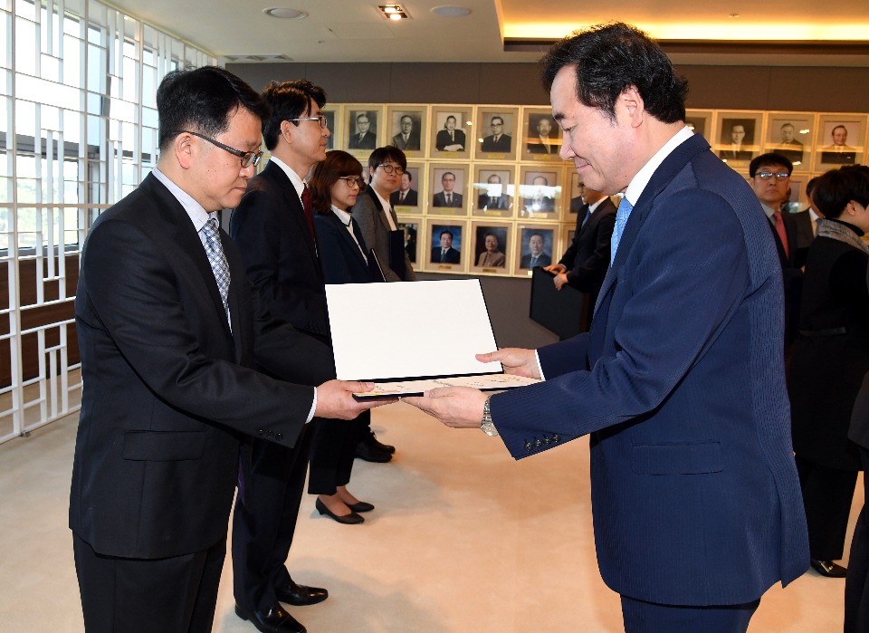 이낙연 국무총리가 18일 세종 어진동 정부세종청사에서 녹색성장위원회 민간위원에게 위촉장을 수여하고 있다.