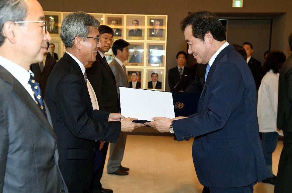 이낙연 국무총리가 18일 세종 어진동 정부세종청사에서 녹색성장위원회 민간위원에게 위촉장을 수여하고 있다.