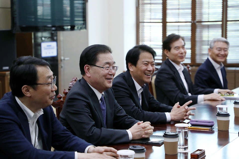 남북정상회담 준비위원장인 임종석 대통령 비서실장을 비롯한 위원들이 19일 오후 청와대 여민관에서 열린 제6차 남북정상회담 준비위원회 전체회의에서 웃음짓고 있다. 