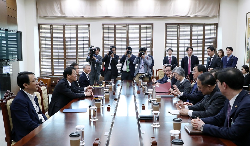 남북정상회담 준비위원장인 임종석 대통령 비서실장을 비롯한 위원들이 19일 오후 청와대 여민관에서 열린 제6차 남북정상회담 준비위원회 전체회의에서 조명균 통일부 장관의 인사말을 듣고 있다.