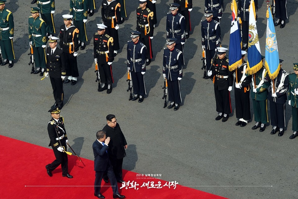 4월 27일 오전 문재인 대통령과 김정은 국무위원장이 회담 장소인 '평화의 집'으로 이동하고 있다.