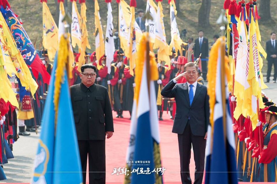 4월 27일 오전 문재인 대통령과 김정은 국무위원장이 회담 장소인 '평화의 집'으로 이동하고 있다.