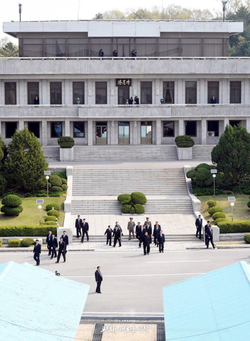 4월 27일 오전 김정은 국무위원장이 회담을 위해 북측 판문각을 나서고 있다.