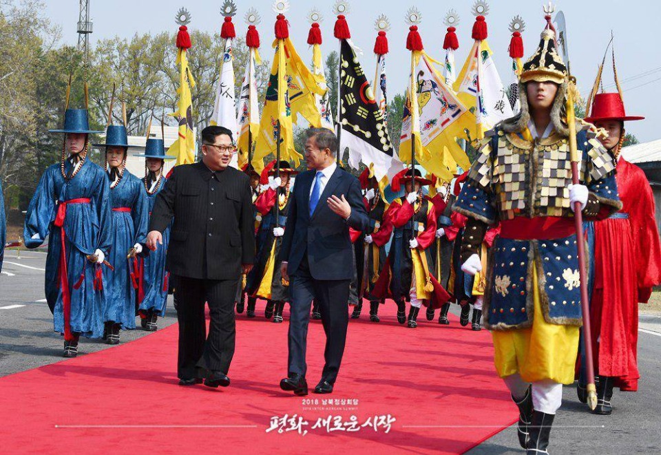 4월 27일 오전 문재인 대통령과 김정은 국무위원장이 회담 장소인 '평화의 집'으로 이동하고 있다.