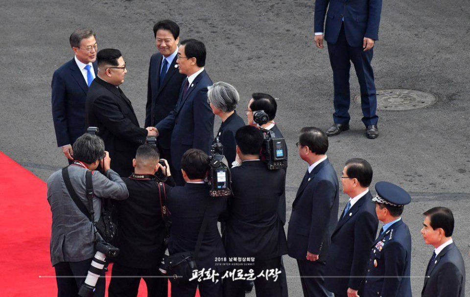 4월 27일 오전 문재인 대통령이 김정은 국무위원장에게 우리측 수행원을 소개하고 있다.