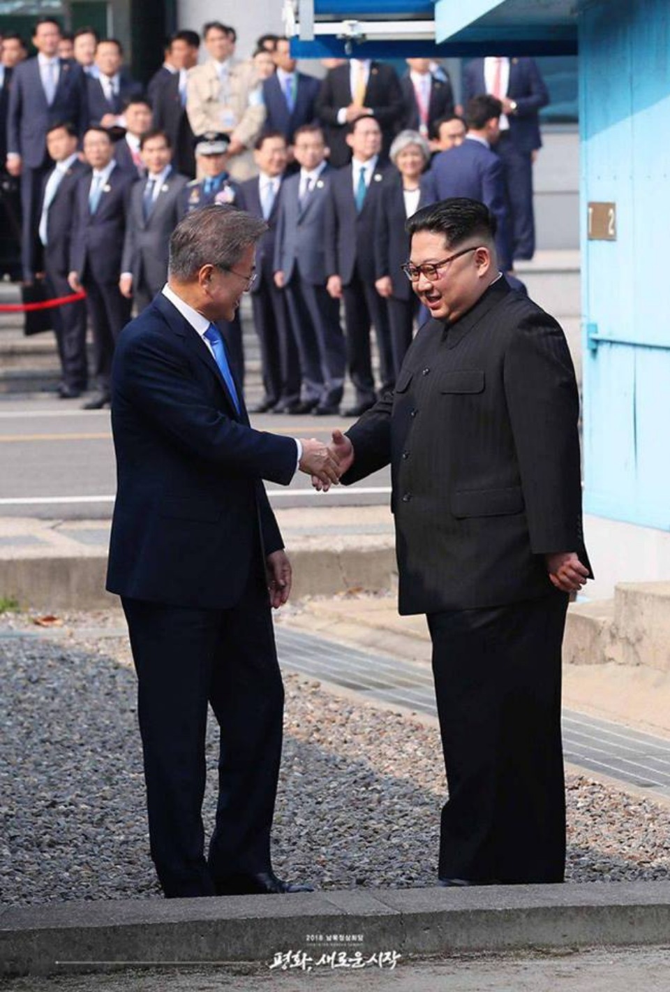 4월 27일 오전 문재인 대통령과 김정은 위원장이 판문점 군사분계선에서 악수를 하고 있다.