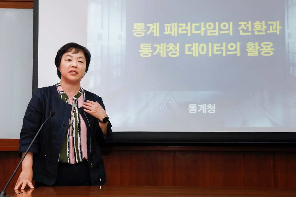 통계청(청장 황수경)은 5월 23일(수) 서울대학교 사회과학대학에서 '통계 패러다임의 전환과 통계청 데이터 활용'에 대해 특별강연을 했습니다.