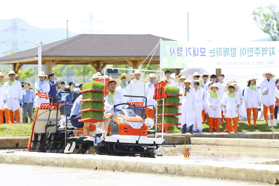 23일 오전 전북 완주군 농촌진흥청 국립식량과학원 답작포장에서 열린 권농일 기념 모내기 행사에 라승용 청장이 이앙기로 모내기를 하고 있다.
풍년을 기원하는 권농일 의미를 계승하고 농업의 중요성을 알리고자 마련된 모내기 행사는 혁신도시 지역주민들을 초청해 소통하고 화합하는 장으로 손모내기와 못밥먹기 등 다양한 체험행사로 진행됐다. 
1959년부터 지정된 권농일은 1996년 농업인의 날이 지정되면서 정식 기념일로 제외되었으나 벼농사의 중요성을 전 국민과 공유하기 위해 농촌진흥청에서는 5월 넷째 화요일에 기념행사를 진행하고 있다. 