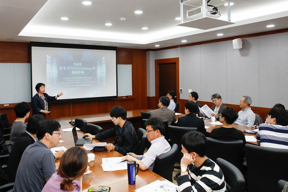 통계청(청장 황수경)은 5월 23일(수) 서울대학교 사회과학대학에서 '통계 패러다임의 전환과 통계청 데이터 활용'에 대해 특별강연을 했습니다.