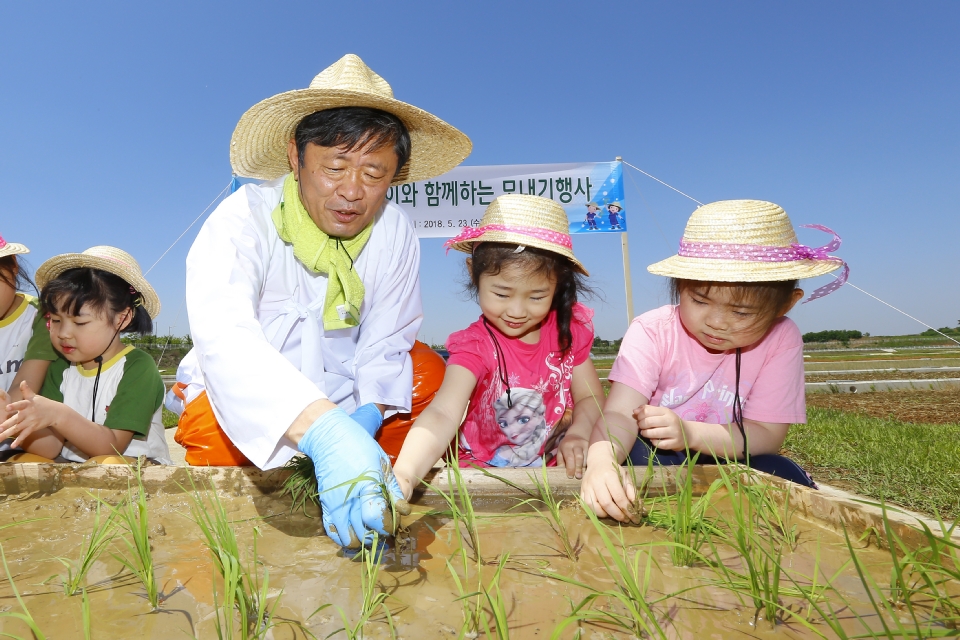 23일 오전 전북 완주군 농촌진흥청 국립식량과학원 답작포장에서 열린 권농일 기념 모내기 행사에 참가한 도담어린이집 아이들이  손모내기를 체험하고 있다. 
풍년을 기원하는 권농일 의미를 계승하고 농업의 중요성을 알리고자 마련된 모내기 행사는 혁신도시 지역주민들을 초청해 소통하고 화합하는 장으로 손모내기와 못밥먹기 등 다양한 체험행사로 진행됐다. 
1959년부터 지정된 권농일은 1996년 농업인의 날이 지정되면서 정식 기념일로 제외되었으나 벼농사의 중요성을 전 국민과 공유하기 위해 농촌진흥청에서는 5월 넷째 화요일에 기념행사를 진행하고 있다. 