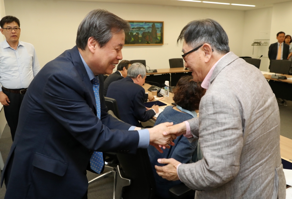 도종환 문화체육관광부 장관이 24일 서울 종로구 국립현대미술관 서울관 국제화상회의실에서 열린 국립한국문학관 설립추진위원회 출범식에서 참석자들과 인사를 나누고 있다.