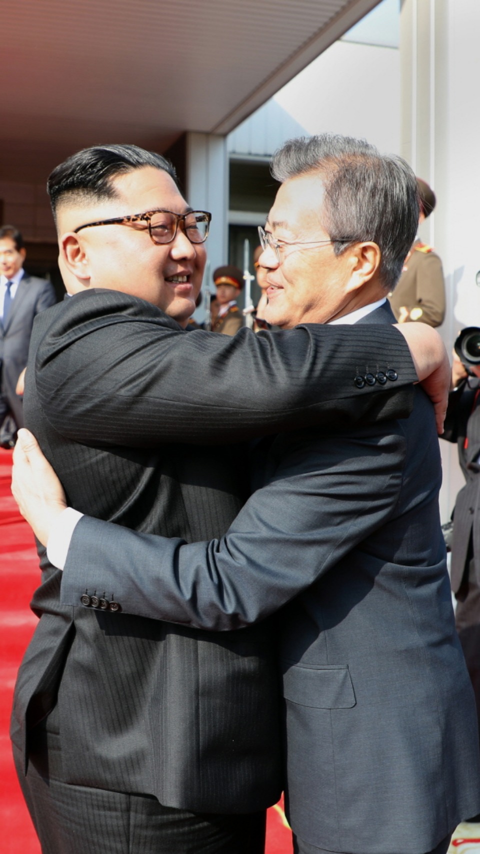 문재인 대통령과 김정은 국무위원장이 26일 오후 판문점 북측 통일각에서 정상회담을 마친 후 헤어지며 포옹하고 있다.