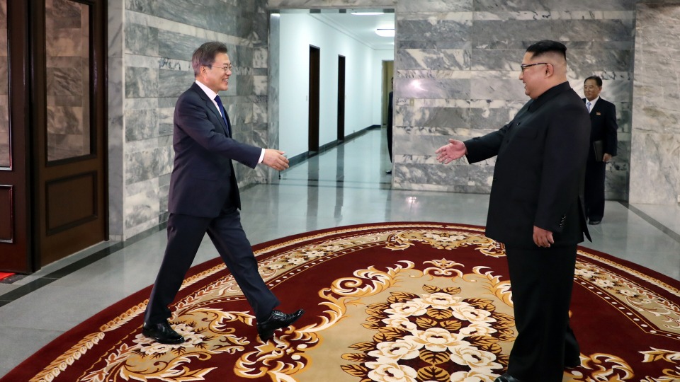 문재인 대통령과 김정은 북한 국무위원장이 26일 오후 판문점 북측 통일각에서 정상회담을 하기 앞서 악수하고 있다. 