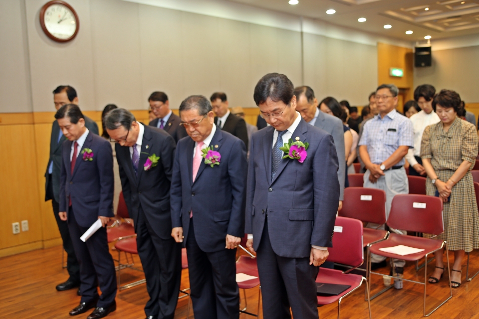 8일 오후 서울 여의도 중앙보훈회관에서 대한민국전몰군경미망인회 주관으로 열린 제40회 장한 어머니상 시상식에서 심덕섭 국가보훈처 차장과 중앙보훈단체장들이 국민의례를 하고 있다.