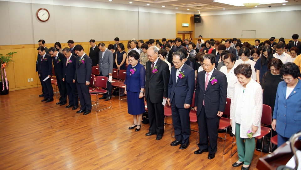 8일 오후 서울 여의도 중앙보훈회관에서 대한민국전몰군경미망인회 주관으로 열린 제40회 장한 어머니상 시상식에서 심덕섭 국가보훈처 차장과 중앙보훈단체장들이 국민의례를 하고 있다.