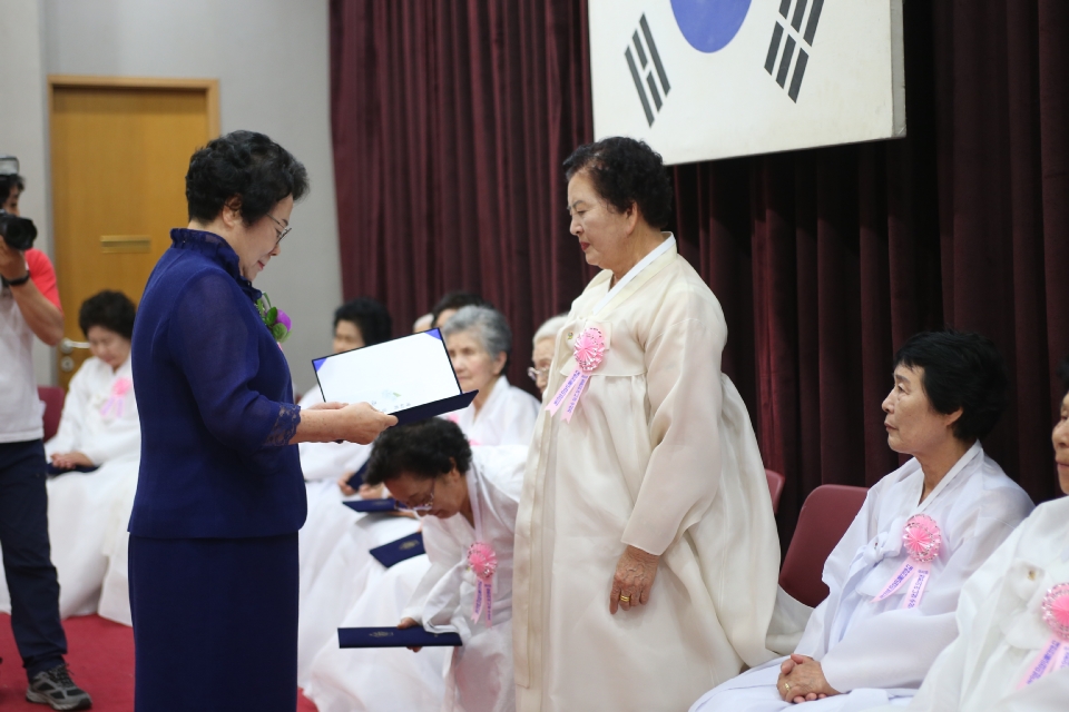 8일 오후 서울 여의도 중앙보훈회관에서 대한민국전몰군경미망인회 주관으로 열린 제40회 장한 어머니상 시상식에서 대한민국전몰군경미망인회 강길자 회장이 시상을 하고 있다.