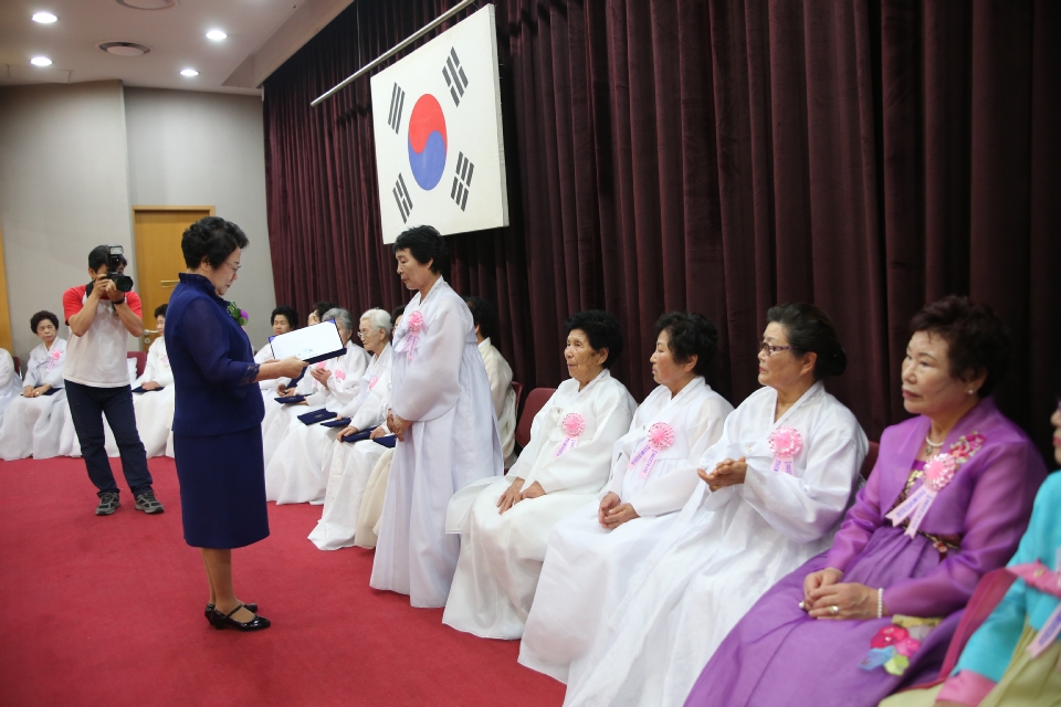 8일 오후 서울 여의도 중앙보훈회관에서 대한민국전몰군경미망인회 주관으로 열린 제40회 장한 어머니상 시상식에서 대한민국전몰군경미망인회 강길자 회장이 시상을 하고 있다.