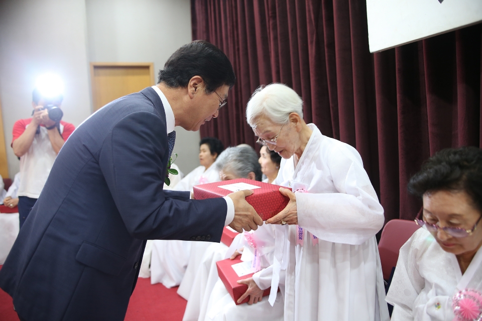 심덕섭 국가보훈처 차장이 8일 오후 서울 여의도 중앙보훈회관에서 대한민국전몰군경미망인회 주관으로 열린 제40회 장한 어머니상 시상식에서 수상자에게 기념품을 전달하고 있다.