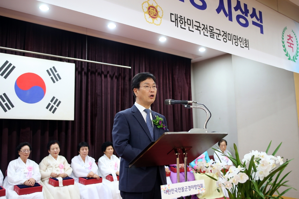 심덕섭 국가보훈처 차장이 8일 오후 서울 여의도 중앙보훈회관에서 대한민국전몰군경미망인회 주관으로 열린 제40회 장한 어머니상 시상식에서 축사를 하고 있다. 