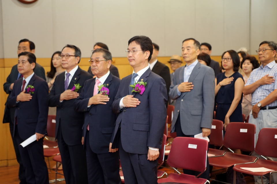 8일 오후 서울 여의도 중앙보훈회관에서 대한민국전몰군경미망인회 주관으로 열린 제40회 장한 어머니상 시상식에서 심덕섭 국가보훈처 차장과 중앙보훈단체장들이 국민의례를 하고 있다.