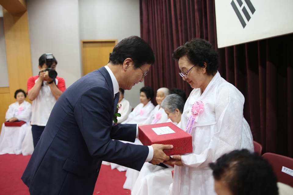 심덕섭 국가보훈처 차장이 8일 오후 서울 여의도 중앙보훈회관에서 대한민국전몰군경미망인회 주관으로 열린 제40회 장한 어머니상 시상식에서 수상자에게 기념품을 전달하고 있다.