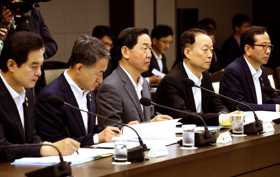 이낙연 국무총리가 14일 세종 어진동 정부세종청사에서 열린 국정현안점검조정회의를 주재, 모두발언을 하고 있다.