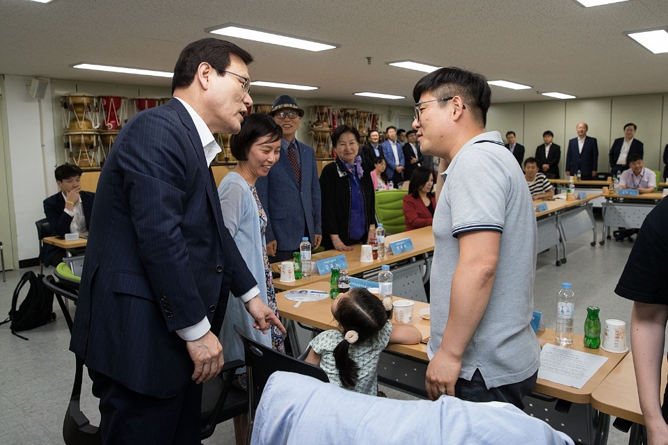 최 위원장과 간담회 참석자들이 인사를 하고 있다.