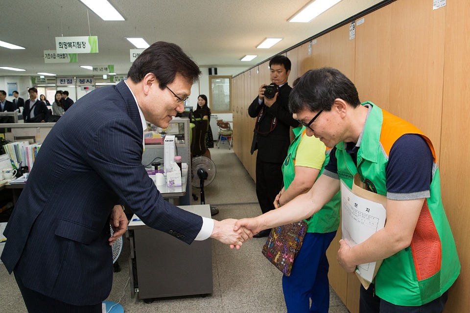 최종구 금융위원장은 부산지역 금융현장 간담회 두 번째 일정으로 부산 남구 문현2동 주민센터를 방문해 주택·서민금융 소비자 간담회를 진행했다. 이 자리에는 신혼·다자녀 가구를 위한 보금자리론, 고령층 주택연금, 서민금융 상품 등을 이용 중인 금융소비자와 주민센터 사회복지사, 금융 유관기관 대표가 참석했다.