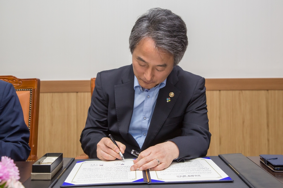 환경부와 국토부는 양 기관 간 합리적인 공조를 통해 빈틈없는 통합 물 관리를 실현하여 국민 생활에 불편을 초래하지 않고, 정부 정책의 효율적 추진을 위해 6월 19일(화)에 업무협약을 체결하고 상호 협력에 나섰다.