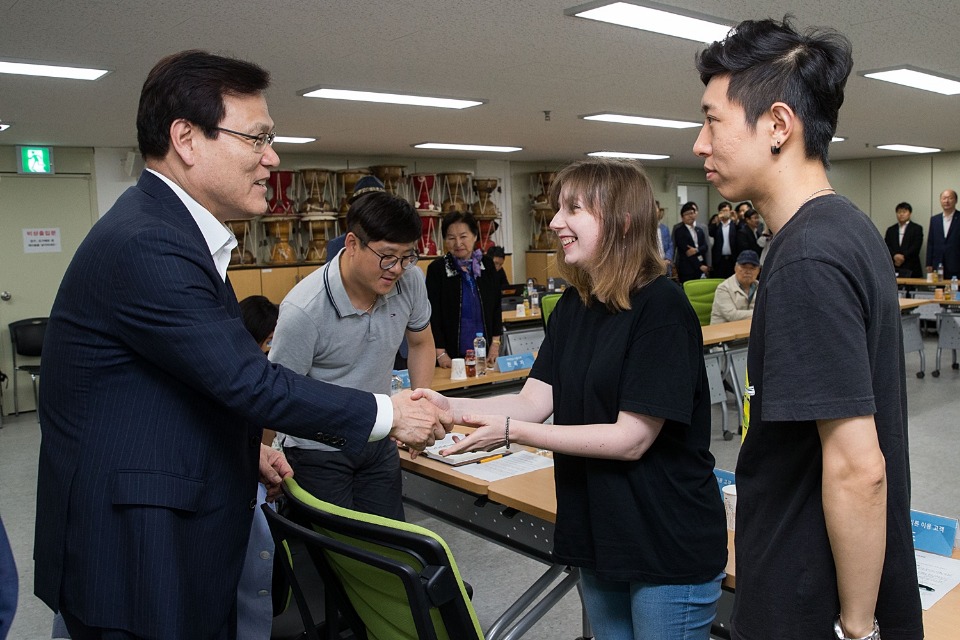 최 위원장과 간담회 참석자들이 인사를 하고 있다.