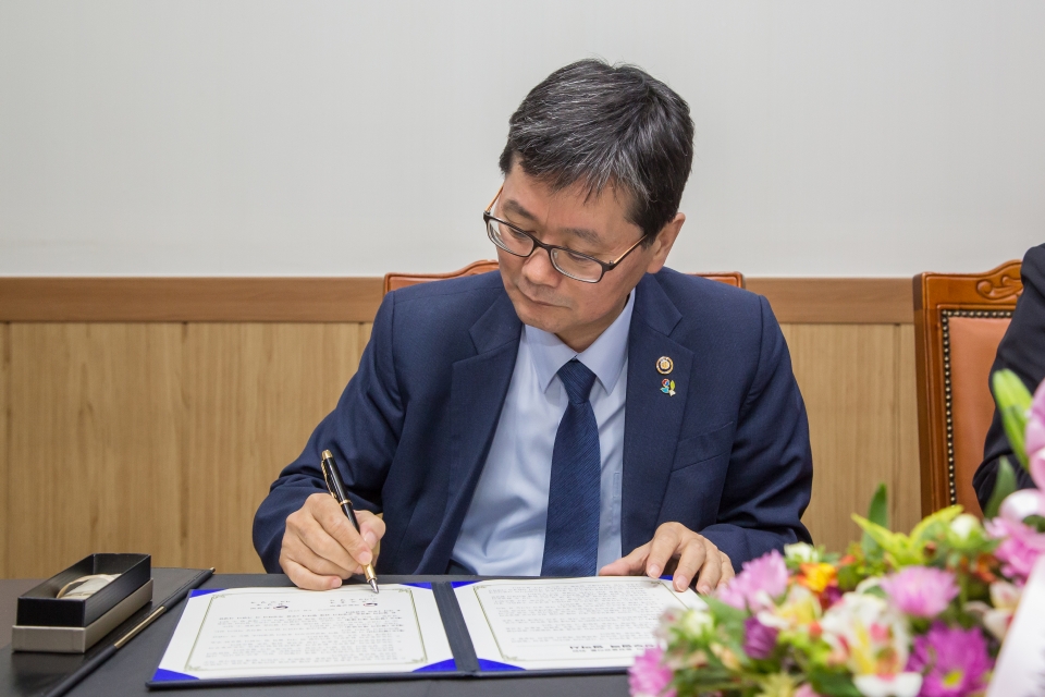 환경부와 국토부는 양 기관 간 합리적인 공조를 통해 빈틈없는 통합 물 관리를 실현하여 국민 생활에 불편을 초래하지 않고, 정부 정책의 효율적 추진을 위해 6월 19일(화)에 업무협약을 체결하고 상호 협력에 나섰다.