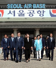 공항 출발 행사 사진 2