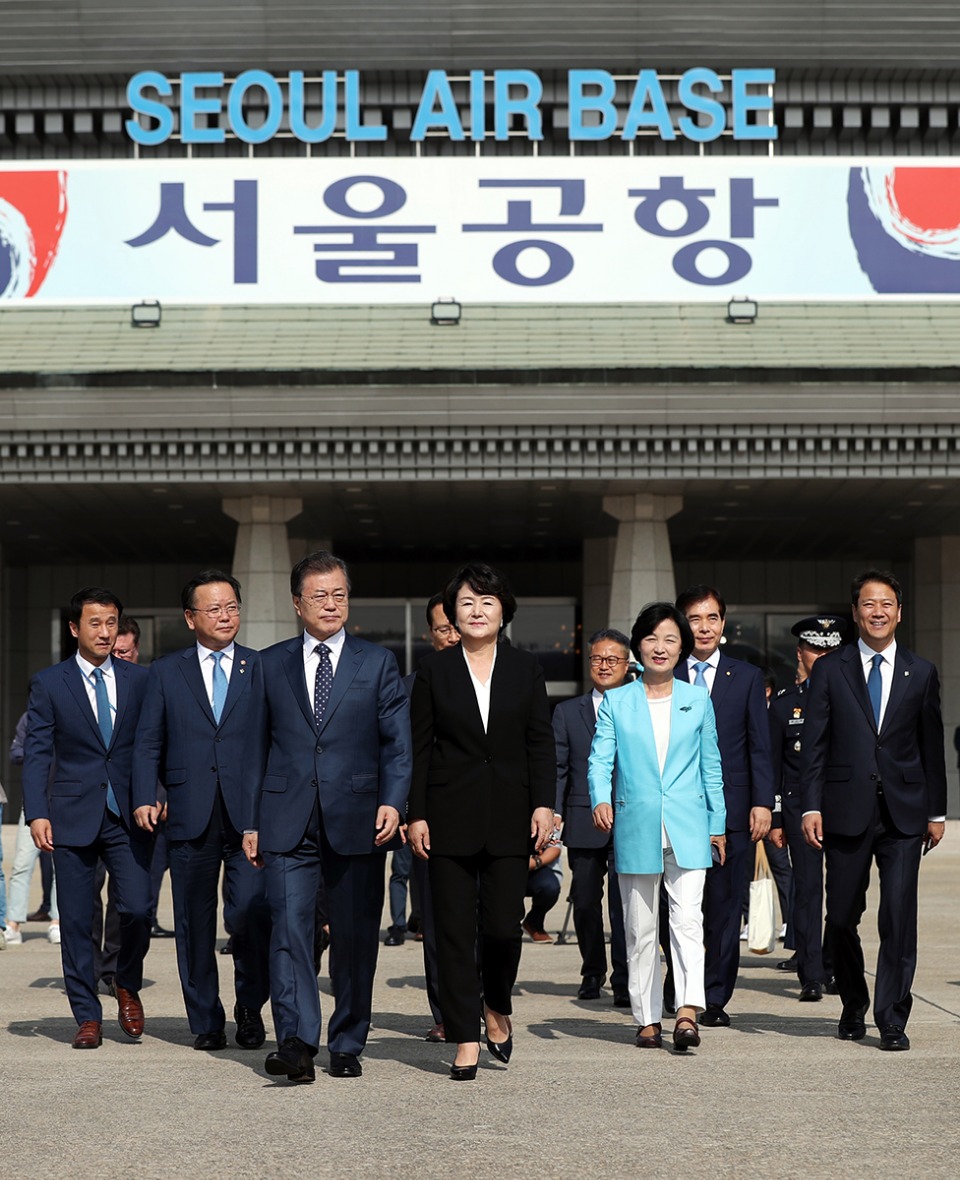 문재인 대통령과  김정숙 여사가 한-러 정상회담에 참석하기 위해 21일 오전 경기도 성남 서울공항에서 김부겸 행안부장관, 임종석 비서실장 등 참모진들과 전용기로 향하고 있다.