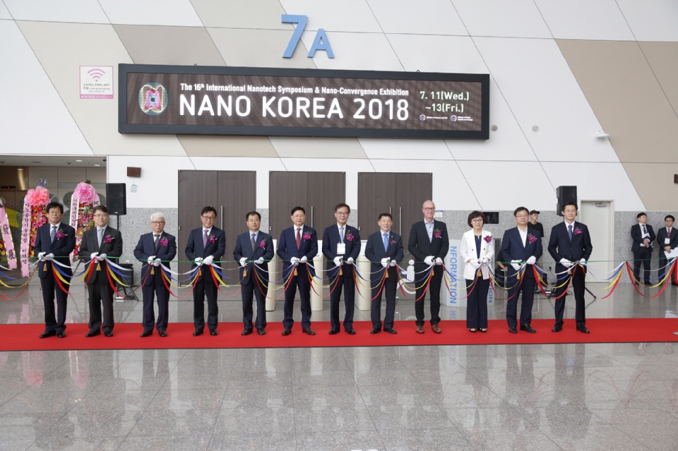 과학기술정보통신부와 산업통상자원부가 11일 오전 경기도 고양시 일산서구 킨텍스 제2전시장에서 '나노코리아 2018 개회식' 을 개최했다.
이진규 과학기술정보통신부 제1차관(오른쪽 다섯 번째)이 주요참석자들과 기념테이프를 자르고 있다.