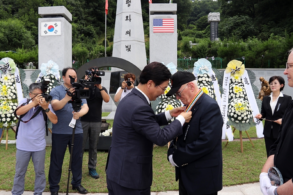 심덕섭 국가보훈처 차장이 11일 오전 제13회 개미고개 6.25전쟁 격전지 추모제에 참석하여 사도의 메달을 수여하고 있다.