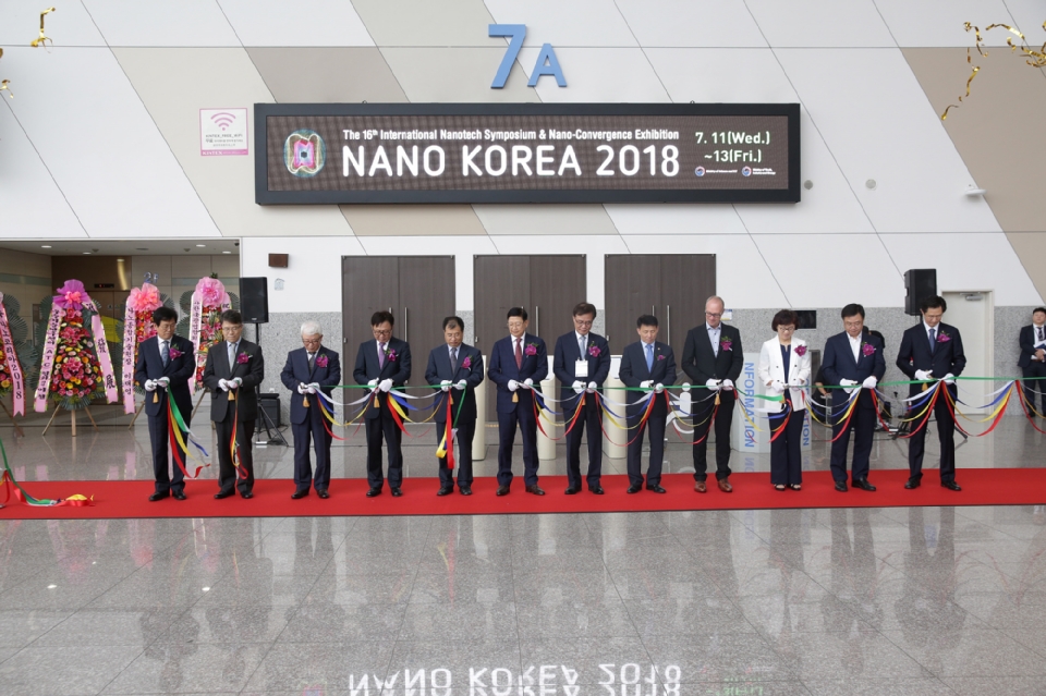 과학기술정보통신부와 산업통상자원부가 11일 오전 경기도 고양시 일산서구 킨텍스 제2전시장에서 '나노코리아 2018 개회식' 을 개최했다.
이진규 과학기술정보통신부 제1차관(오른쪽 다섯 번째)이 주요참석자들과 기념테이프를 자르고 있다.