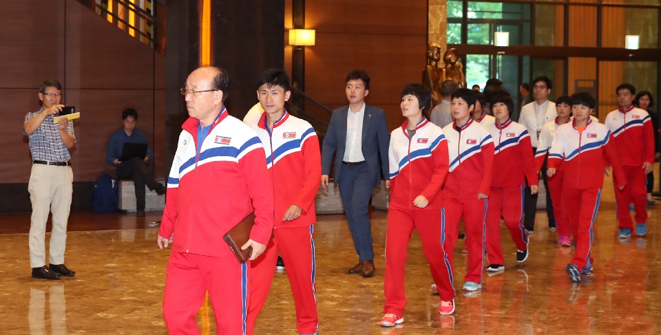 16일 대전 유성구 호텔ICC에서 열린 2018코리아오픈국제탁구대회 환영만찬에서 대회에 참가한 북측 선수단이 만찬장으로 들어서고 있다.