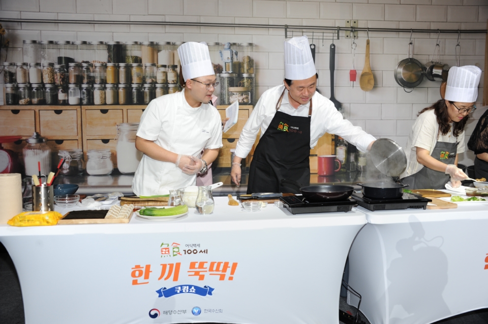 김영춘 해양수산부 장관이 17일 라이즈호텔(서울 마포구)에서 수산물 간편 요리법 공모전 시상식과 함께 우수공모작 등을 직접 요리해 보는 