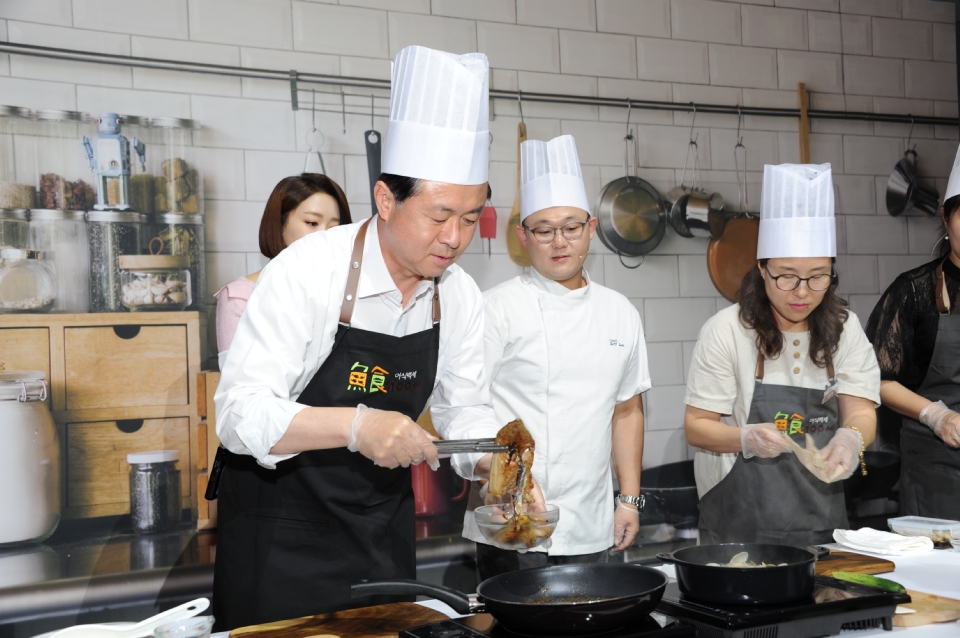 김영춘 해양수산부 장관이 17일 라이즈호텔(서울 마포구)에서 수산물 간편 요리법 공모전 시상식과 함께 우수공모작 등을 직접 요리해 보는 