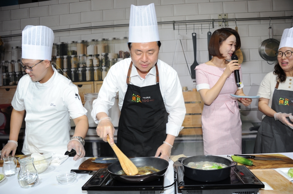 김영춘 해양수산부 장관이 17일 라이즈호텔(서울 마포구)에서 수산물 간편 요리법 공모전 시상식과 함께 우수공모작 등을 직접 요리해 보는 