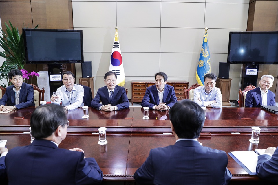 19일 오후 청와대 여민관에서 임종석 대통령 비서실장 주재로 '제3차 판문점 선언 이행추진위원회 전체회의'가 진행되고 있다.