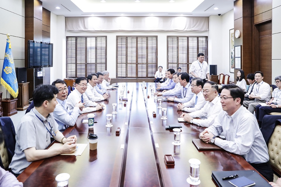 19일 오후 청와대 여민관에서 임종석 대통령 비서실장 주재로 '제3차 판문점 선언 이행추진위원회 전체회의'가 진행되고 있다.