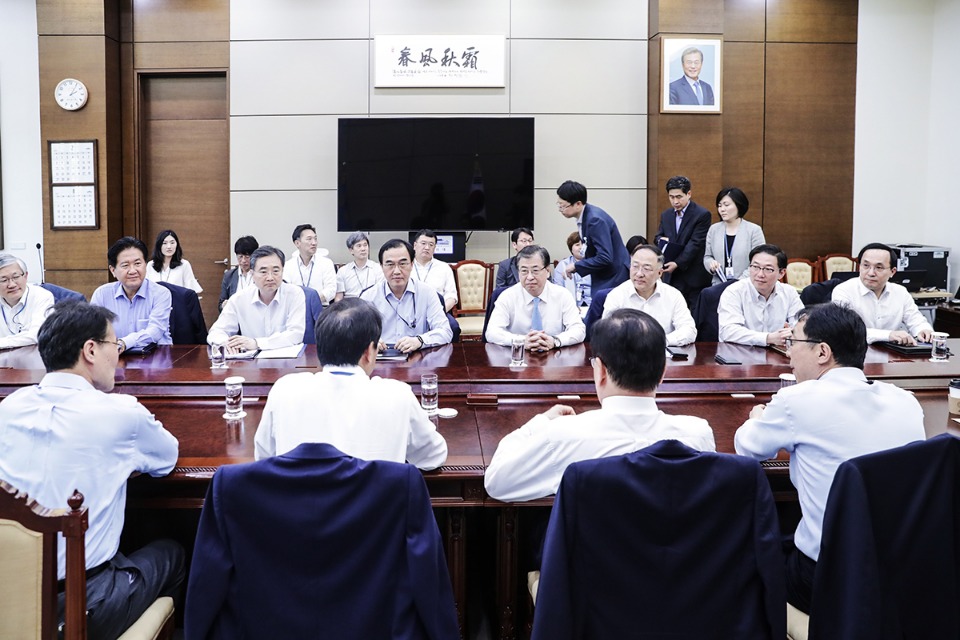 19일 오후 청와대 여민관에서 임종석 대통령 비서실장 주재로 '제3차 판문점 선언 이행추진위원회 전체회의'가 진행되고 있다.